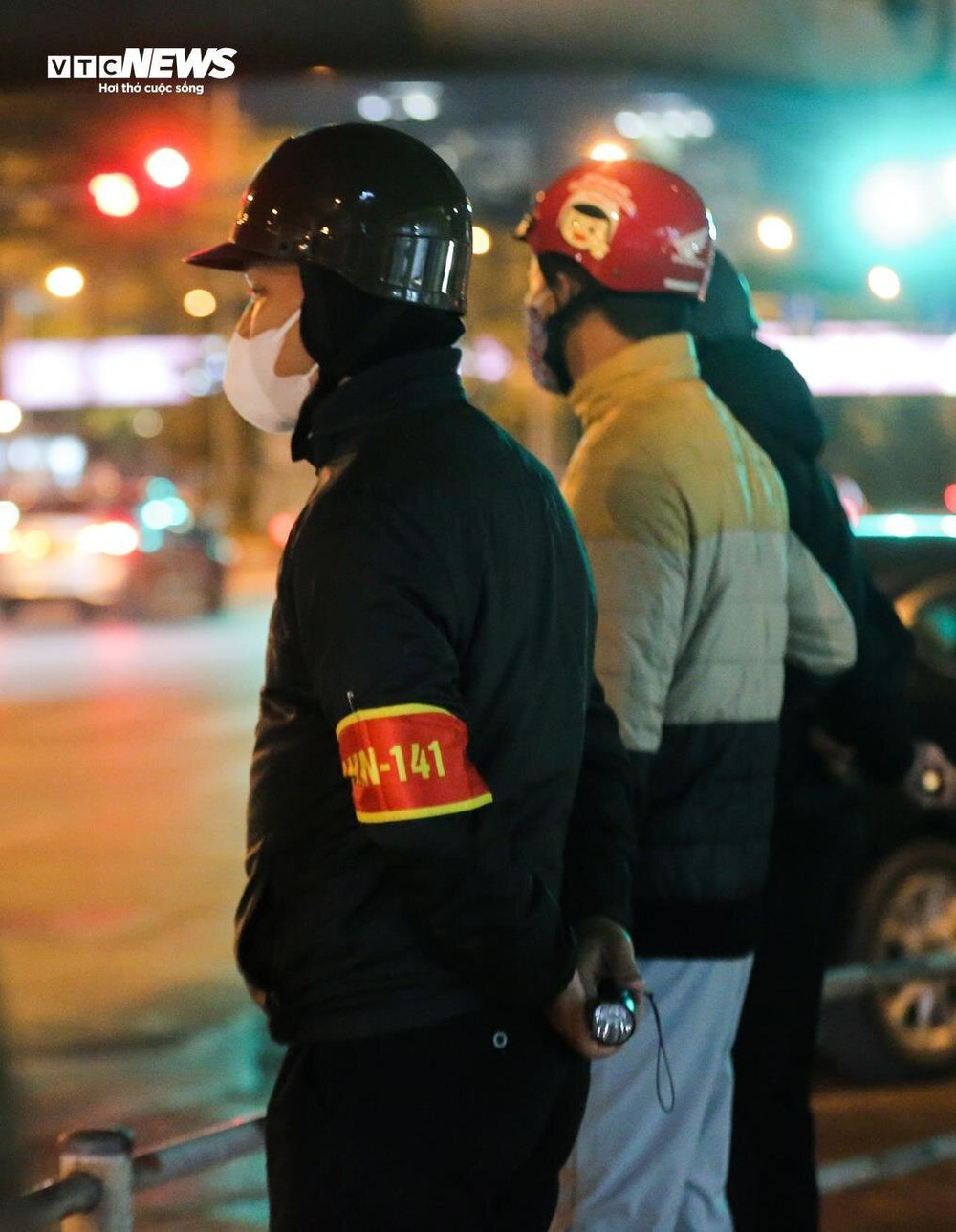 Cảnh sát 141 hóa trang đón lõng các quái xế độ xe, nẹt pô trên phố Hà Nội - Ảnh 3.