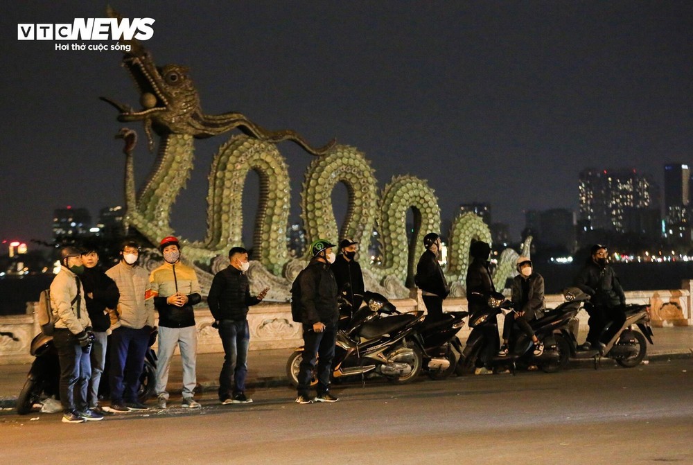 Cảnh sát 141 hóa trang đón lõng các quái xế độ xe, nẹt pô trên phố Hà Nội - Ảnh 2.