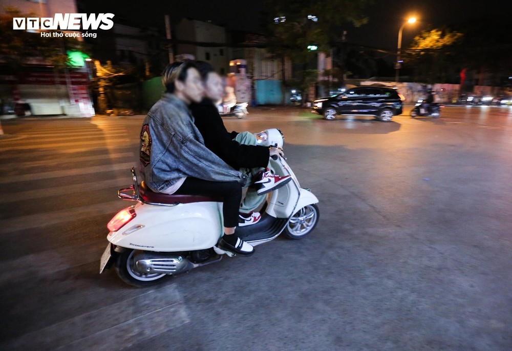 Cảnh sát 141 hóa trang đón lõng các quái xế độ xe, nẹt pô trên phố Hà Nội - Ảnh 1.