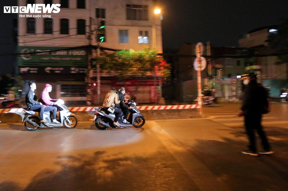 Cảnh sát 141 hóa trang đón lõng các quái xế độ xe, nẹt pô trên phố Hà Nội - Ảnh 14.