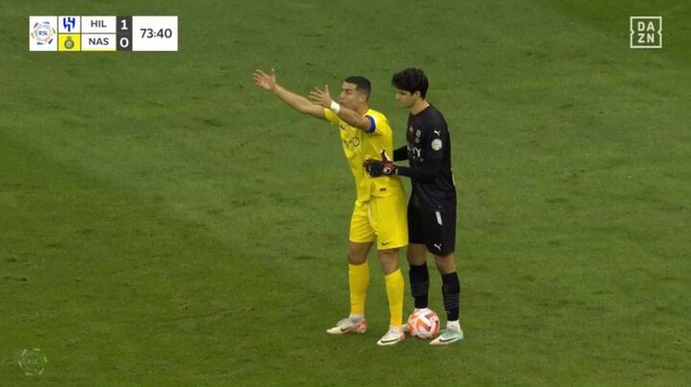 Ronaldo nổi giận, không cho thủ môn phát bóng sau khi bị VAR tước bàn thắng - Ảnh 2.