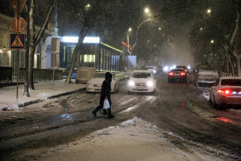 Người dân Mỹ, Nga và Ukraine vật lộn trong bão tuyết - Ảnh 4.