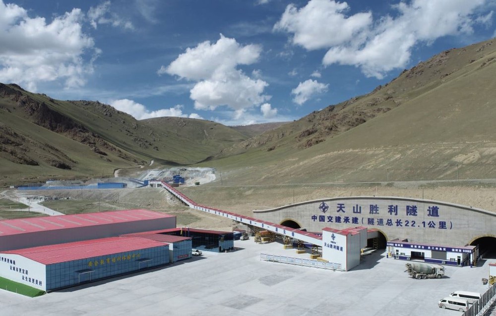 Trung Quốc xây đường hầm dài nhất thế giới kết nối với Trung Á - Ảnh 1.