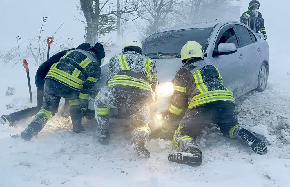 Người dân Mỹ, Nga và Ukraine vật lộn trong bão tuyết - Ảnh 1.