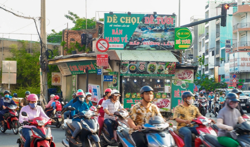 Phá dỡ ngôi nhà 4 mặt tiền duy nhất ở TP.HCM sau 1 thập kỷ tồn tại, giao lộ thông thoáng bất ngờ - Ảnh 7.