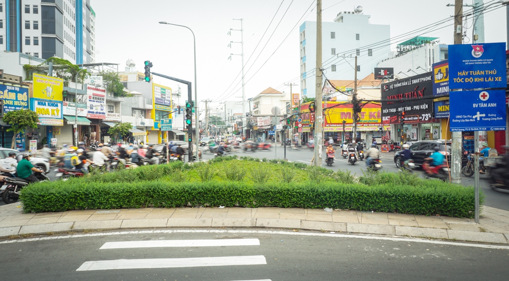 Phá dỡ ngôi nhà 4 mặt tiền duy nhất ở TP.HCM sau 1 thập kỷ tồn tại, giao lộ thông thoáng bất ngờ - Ảnh 6.