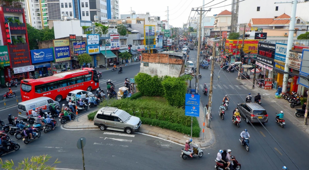 Phá dỡ ngôi nhà 4 mặt tiền duy nhất ở TP.HCM sau 1 thập kỷ tồn tại, giao lộ thông thoáng bất ngờ - Ảnh 5.