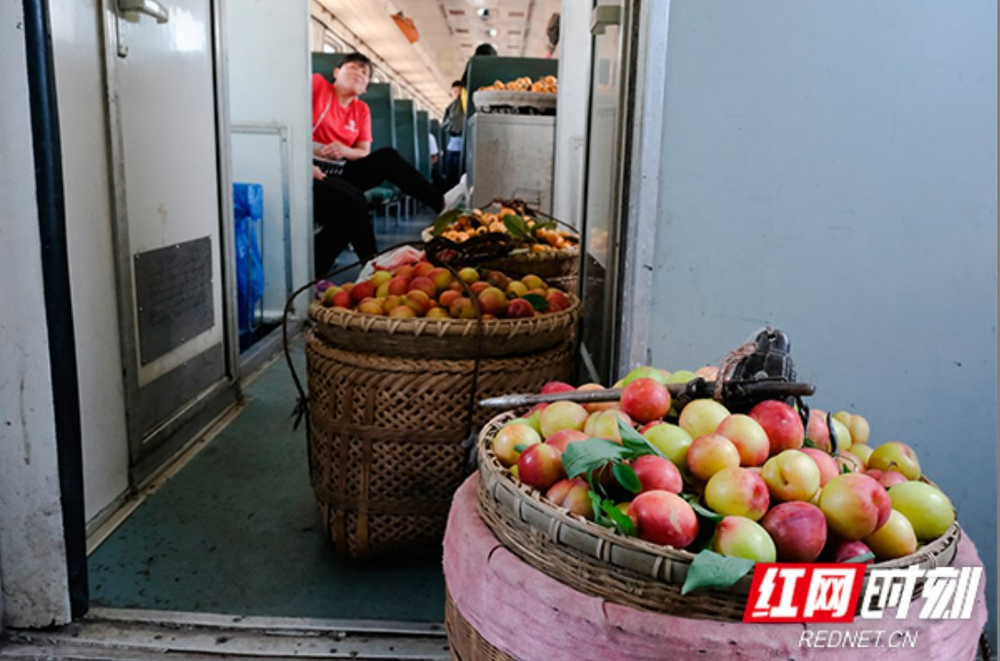 Cảm giác “xuyên không” với đoàn tàu độc nhất Trung Quốc: Giữa kỷ nguyên tàu cao tốc, hành khách vui vẻ ngồi cùng rau quả, gà vịt, thậm chí cả… lợn - Ảnh 8.