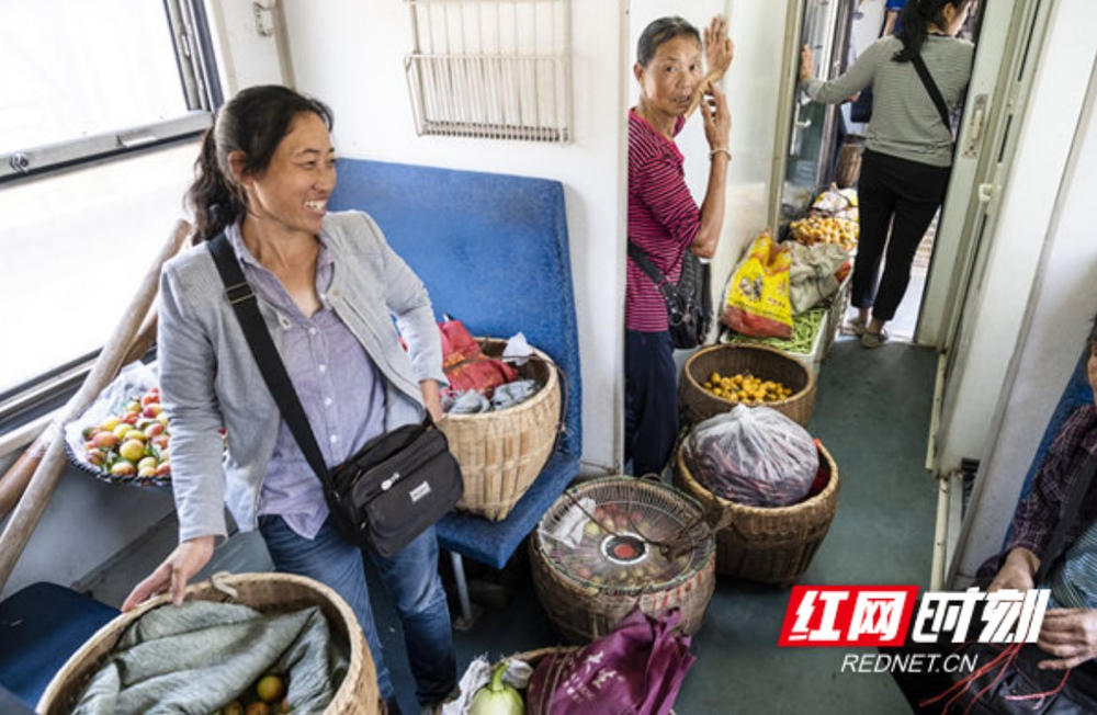 Cảm giác “xuyên không” với đoàn tàu độc nhất Trung Quốc: Giữa kỷ nguyên tàu cao tốc, hành khách vui vẻ ngồi cùng rau quả, gà vịt, thậm chí cả… lợn - Ảnh 1.