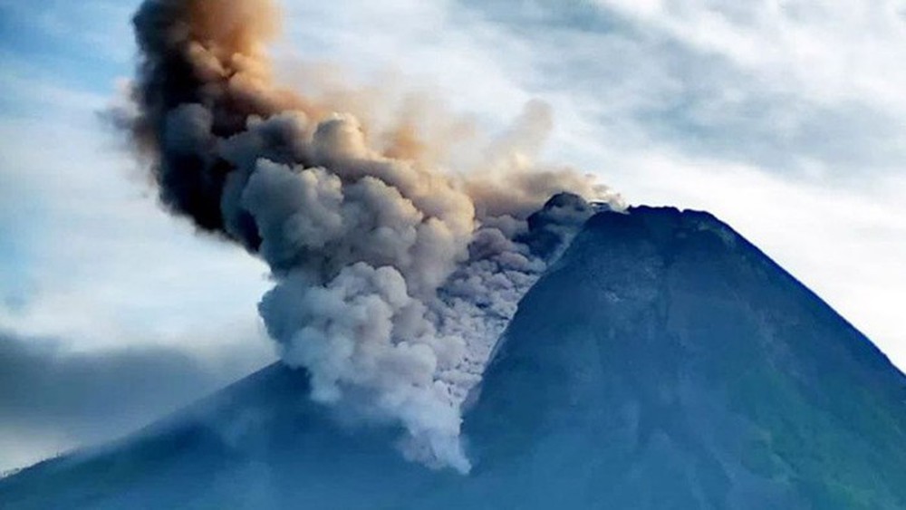 Núi lửa Marapi phun tro bụi cao 3.000 mét lên bầu trời trên đảo Sumatra của Indonesia - Ảnh 1.