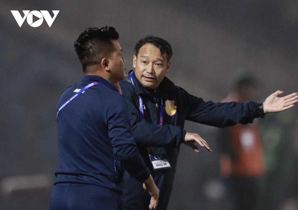 HLV Vũ Hồng Việt: “Tôi gặp áp lực lớn dù Nam Định đang toàn thắng tại V-League” - Ảnh 2.