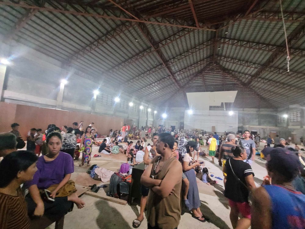 Hiện trường vụ động đất kinh hoàng tại Philippines: Nhà cửa rung lắc dữ dội, nửa đêm người dân tháo chạy tìm nơi ẩn náu - Ảnh 4.