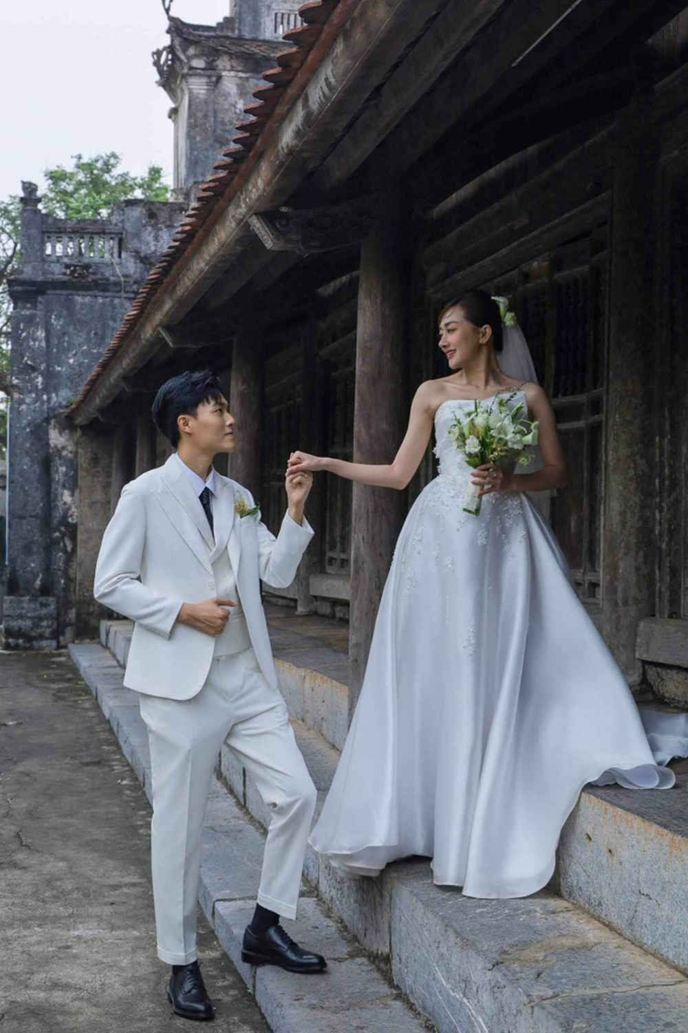 Đám cưới Phương Lan - Phan Đạt tại Ninh Bình: Chú rể nhìn vợ si tình, cùng làm 1 việc đặc biệt trước khi vào lễ đường - Ảnh 5.