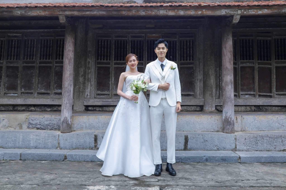 Đám cưới Phương Lan - Phan Đạt tại Ninh Bình: Chú rể nhìn vợ si tình, cùng làm 1 việc đặc biệt trước khi vào lễ đường - Ảnh 4.