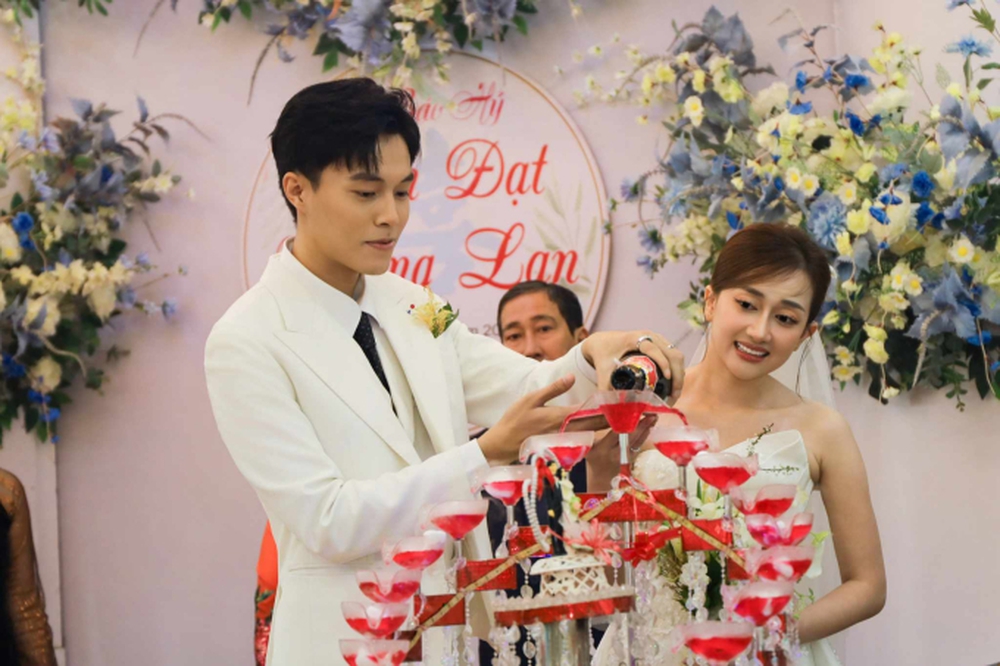 Đám cưới Phương Lan - Phan Đạt tại Ninh Bình: Chú rể nhìn vợ si tình, cùng làm 1 việc đặc biệt trước khi vào lễ đường - Ảnh 2.