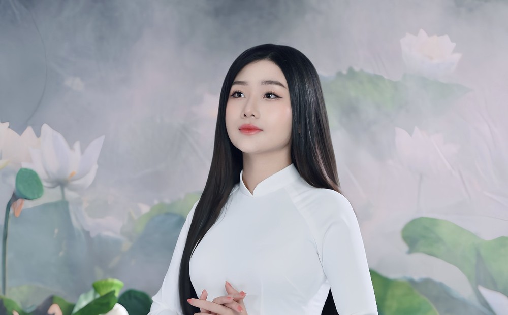 Quán quân Giọng ca vàng Bolero: Đi xe ôm, ở nhà thuê, nuôi em học đại học Quán quân Giọng ca vàng Bolero: Đi xe ôm, ở nhà thuê, nuôi em học đại học