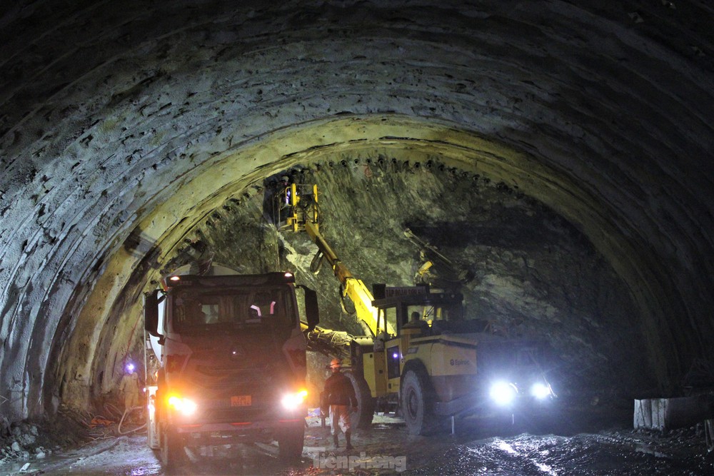 Cận cảnh robot đào hầm xuyên núi trên cao tốc qua Hà Tĩnh - Ảnh 4.