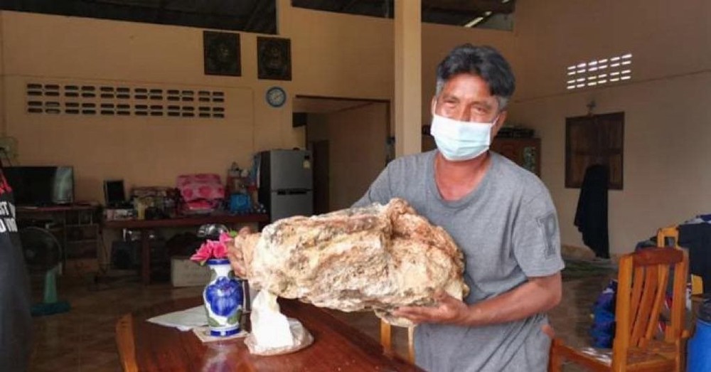 Người đàn ông ra biển phát hiện khối vàng nổi nặng 30kg liền báo cảnh sát: Báu vật hơn 30 tỷ đồng xuất hiện - Ảnh 1.