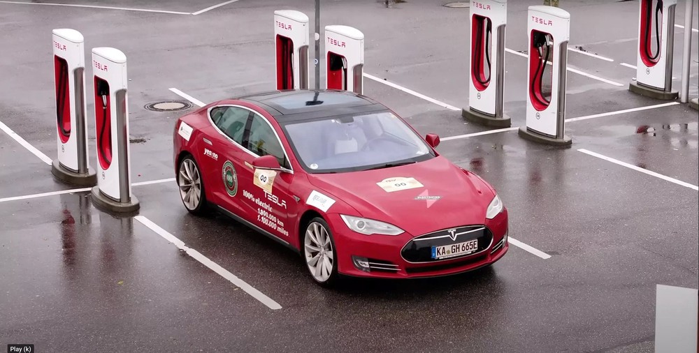 Xe điện bền hay không – đây là câu trả lời: Một chiếc Tesla sắp cán mốc ODO 2 triệu km, thay pin 4 lần, thay động cơ 13 lần - Ảnh 1.