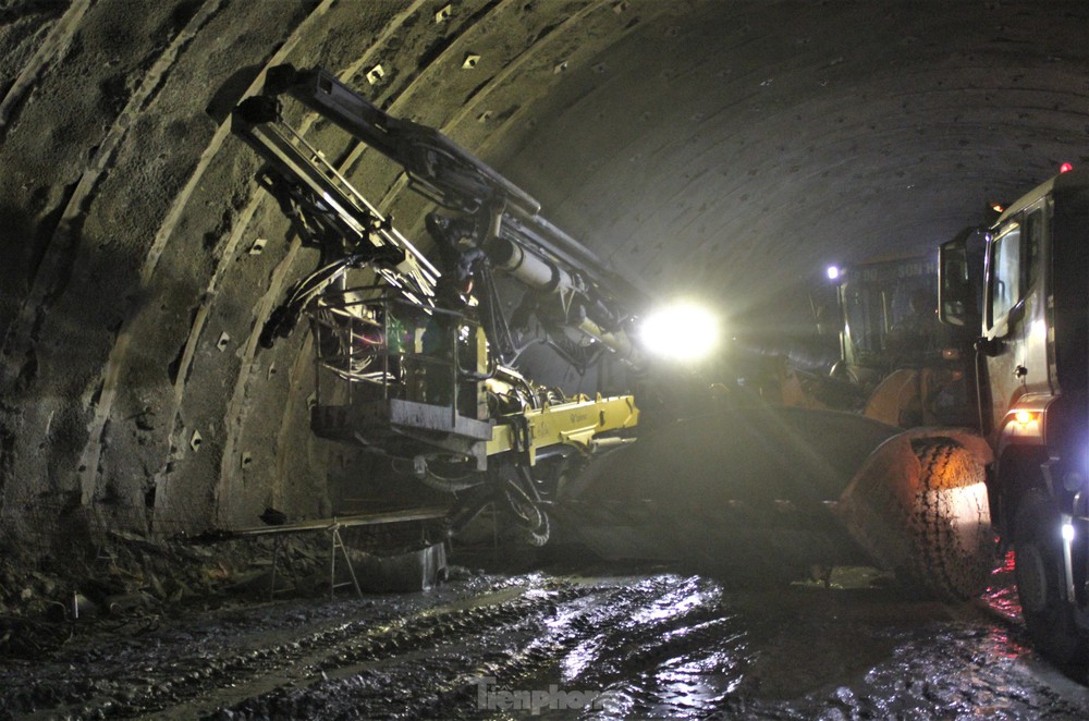 Cận cảnh robot đào hầm xuyên núi trên cao tốc qua Hà Tĩnh - Ảnh 11.