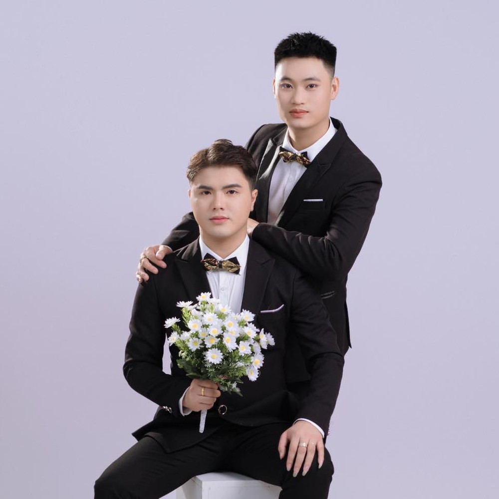 Đám cưới đồng tính đầu tiên ở Yên Bái: Chủ quán cơm kể chuyện tình 4 năm, 26 tuổi gây dựng cơ ngơi - Ảnh 2.
