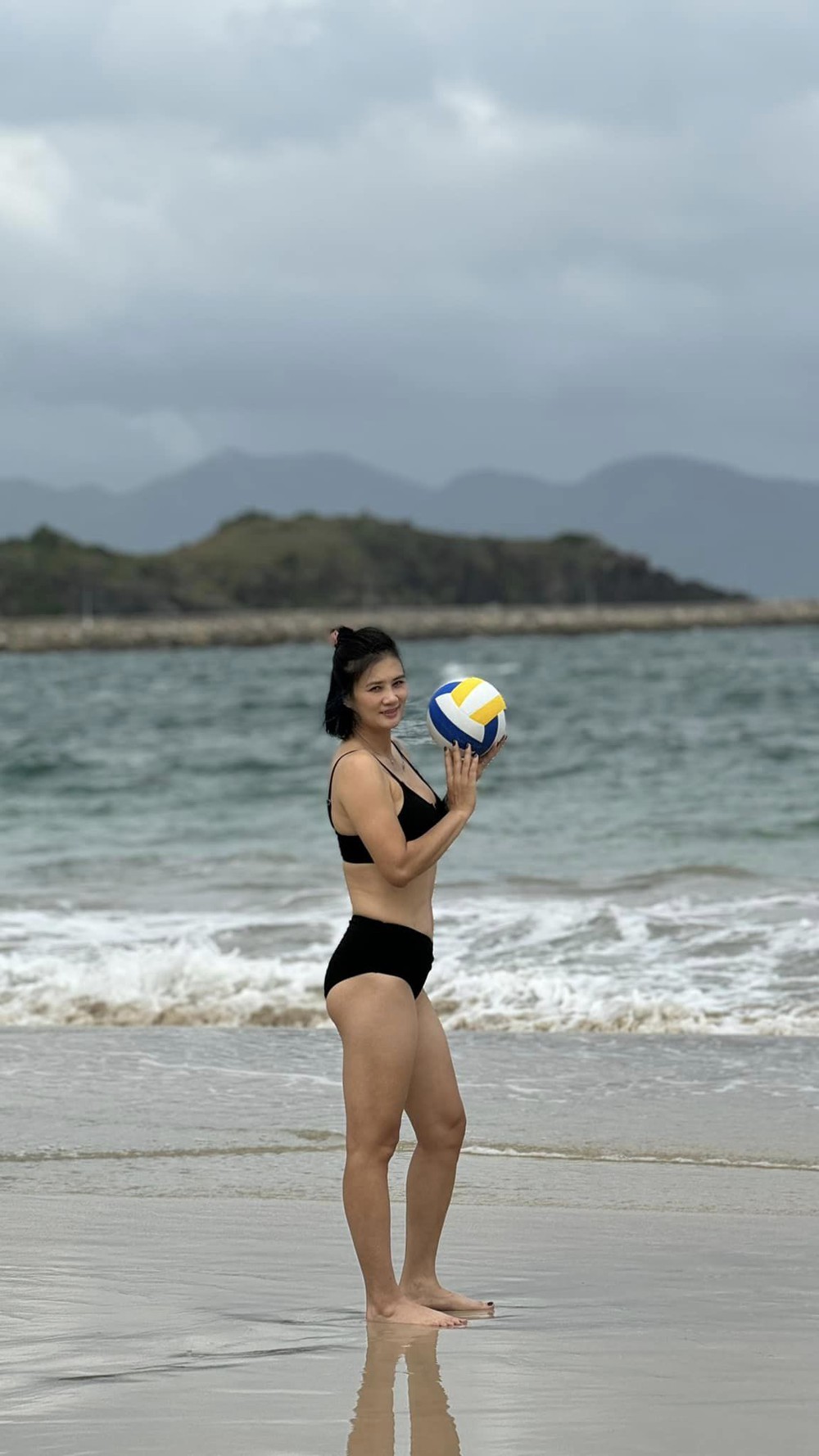 Hoa khôi bóng chuyền Kim Huệ: Diện bikini khoe sắc vóc U45, được khen đẹp quá - Ảnh 3.
