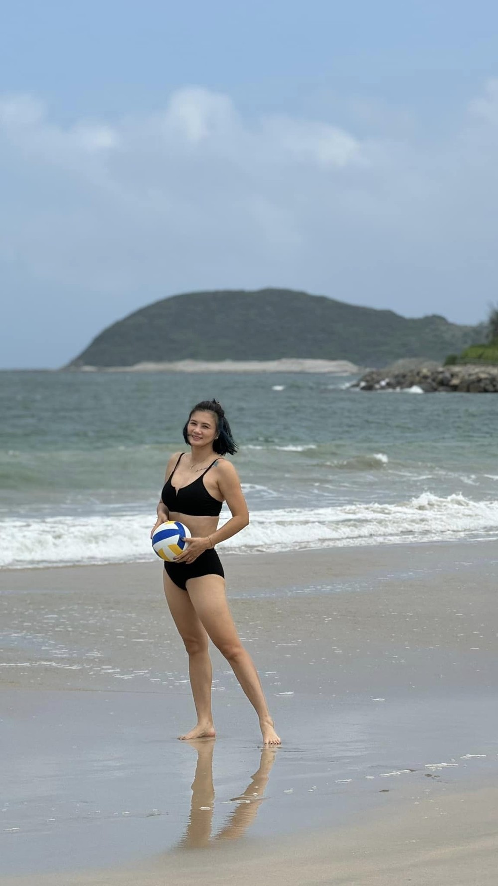 Hoa khôi bóng chuyền Kim Huệ: Diện bikini khoe sắc vóc U45, được khen đẹp quá - Ảnh 2.