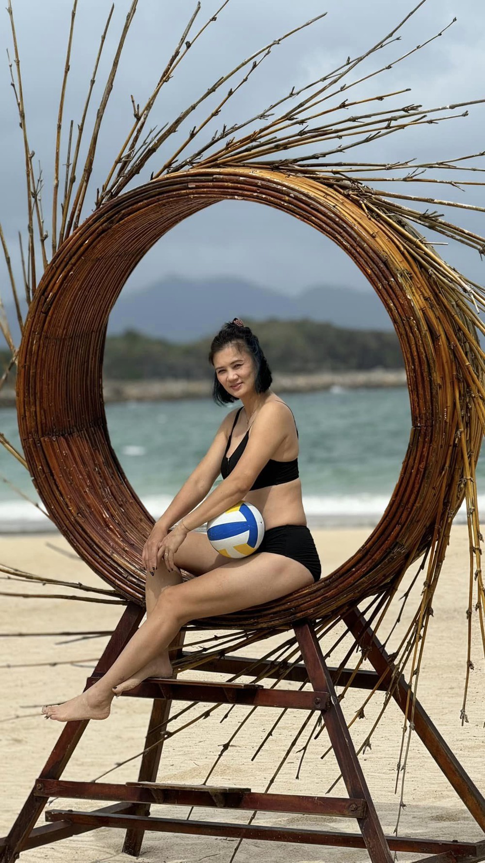 Hoa khôi bóng chuyền Kim Huệ: Diện bikini khoe sắc vóc U45, được khen đẹp quá - Ảnh 5.
