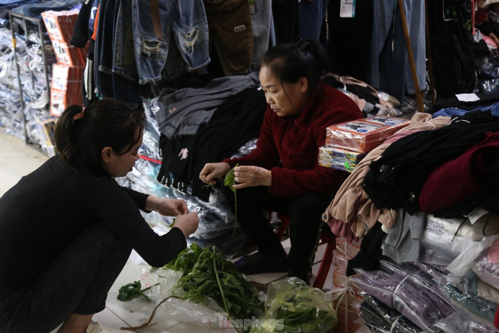 Chợ cuối năm ế ẩm, tiểu thương ngồi lướt điện thoại, tám chuyện, nhổ tóc bạc cho nhau - Ảnh 11.