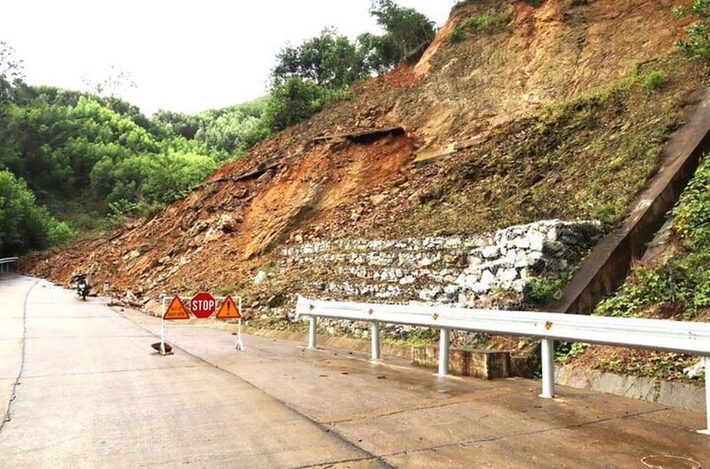 Đất đá trút ào ạt, chất thành đống chia cắt đèo Eo Chim ở Quảng Ngãi - Ảnh 1.