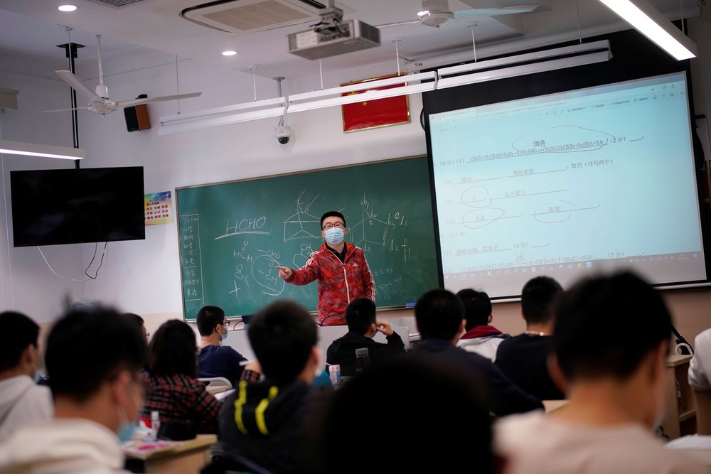 Bệnh hô hấp gia tăng, Trung Quốc đưa hệ thống giám sát đến tận trường học - Ảnh 1.
