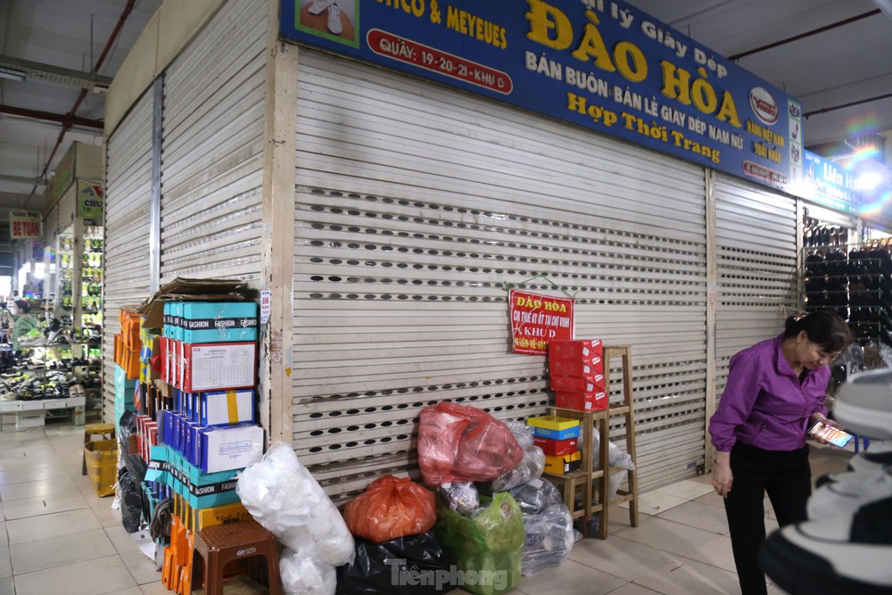 Chợ cuối năm ế ẩm, tiểu thương ngồi lướt điện thoại, tám chuyện, nhổ tóc bạc cho nhau - Ảnh 9.