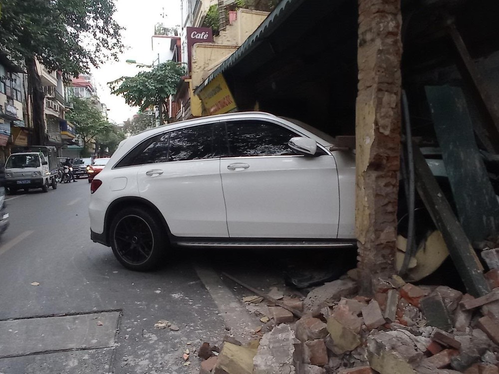 Clip TNGT: Mercedes-Benz GLC đâm đổ nhà cổ trên phố Hàng Bạc - Ảnh 4.
