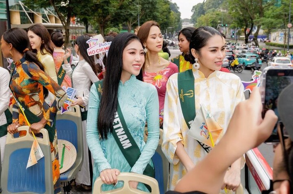 Trương Ngọc Ánh cùng dàn thí sinh Hoa hậu Trái đất 2023 khoe sắc với áo dài - Ảnh 3.
