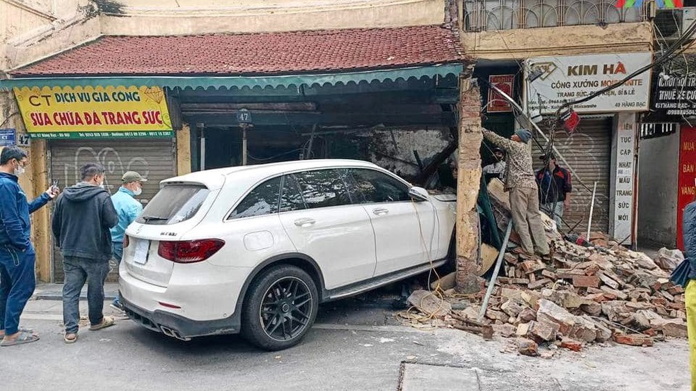 Clip TNGT: Mercedes-Benz GLC đâm đổ nhà cổ trên phố Hàng Bạc - Ảnh 3.