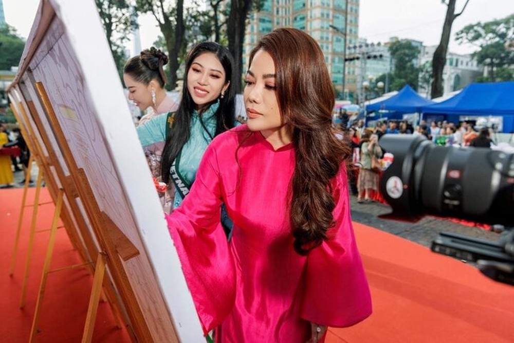 Trương Ngọc Ánh cùng dàn thí sinh Hoa hậu Trái đất 2023 khoe sắc với áo dài - Ảnh 1.