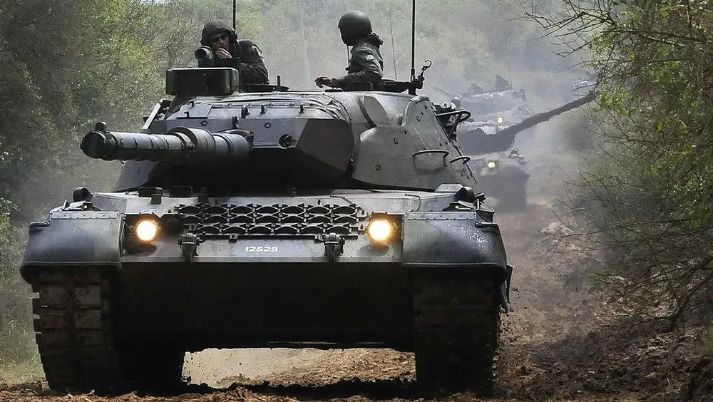 Trang bị khó hiểu Nga lắp trên xe tăng ông cụ T-62: Lính Ukraine lái thử xong chỉ biết lắc đầu cười trừ - Ảnh 3.