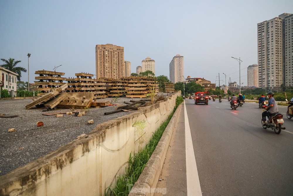 Cầu vượt bị bỏ quên trên đại lộ nghìn tỷ ở Hà Nội - Ảnh 13.