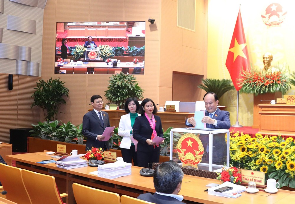 Hà Nội lấy phiếu tín nhiệm 28 lãnh đạo: Trung tướng Nguyễn Quốc Duyệt có số phiếu cao nhiều nhất - Ảnh 1.