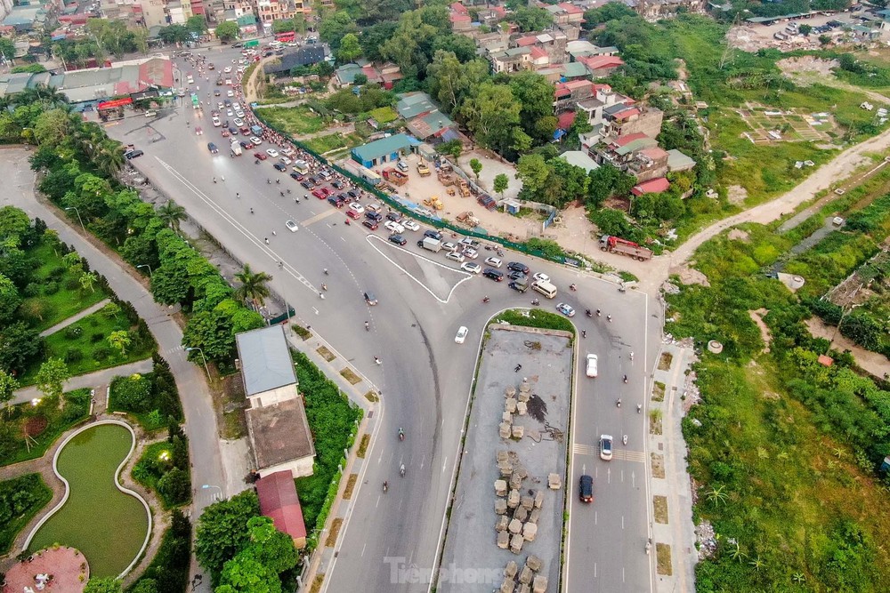 Cầu vượt bị bỏ quên trên đại lộ nghìn tỷ ở Hà Nội - Ảnh 4.
