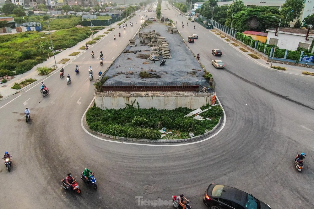 Cầu vượt bị bỏ quên trên đại lộ nghìn tỷ ở Hà Nội - Ảnh 3.