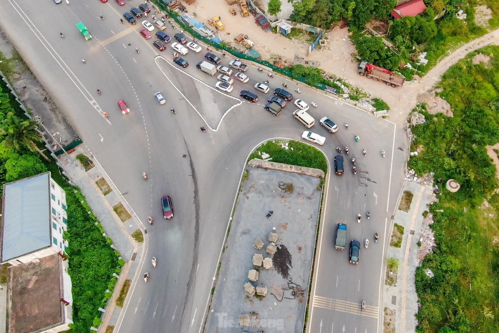 Cầu vượt bị bỏ quên trên đại lộ nghìn tỷ ở Hà Nội - Ảnh 2.