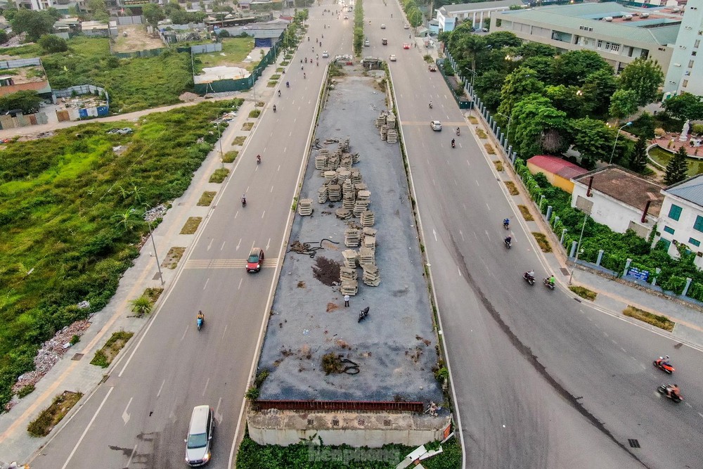 Cầu vượt bị bỏ quên trên đại lộ nghìn tỷ ở Hà Nội - Ảnh 1.