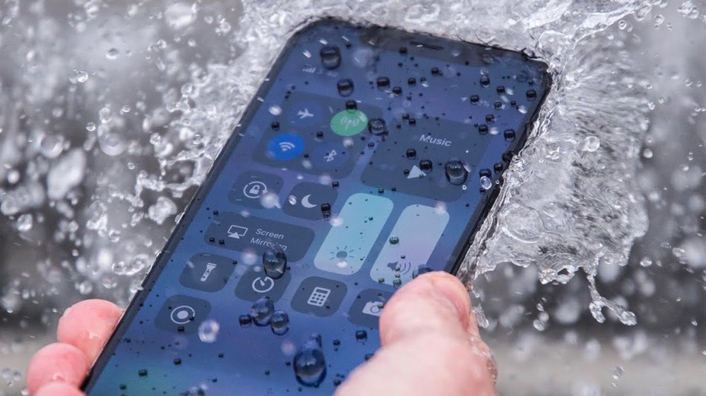 Nước không còn là mối lo ngại hàng đầu với người dùng smartphone - Ảnh 1.