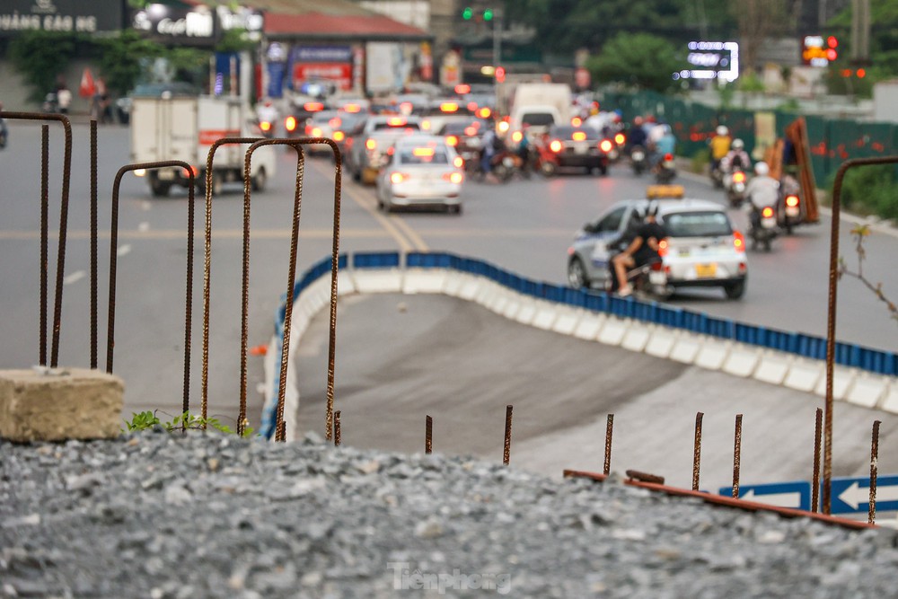Cầu vượt bị bỏ quên trên đại lộ nghìn tỷ ở Hà Nội - Ảnh 7.
