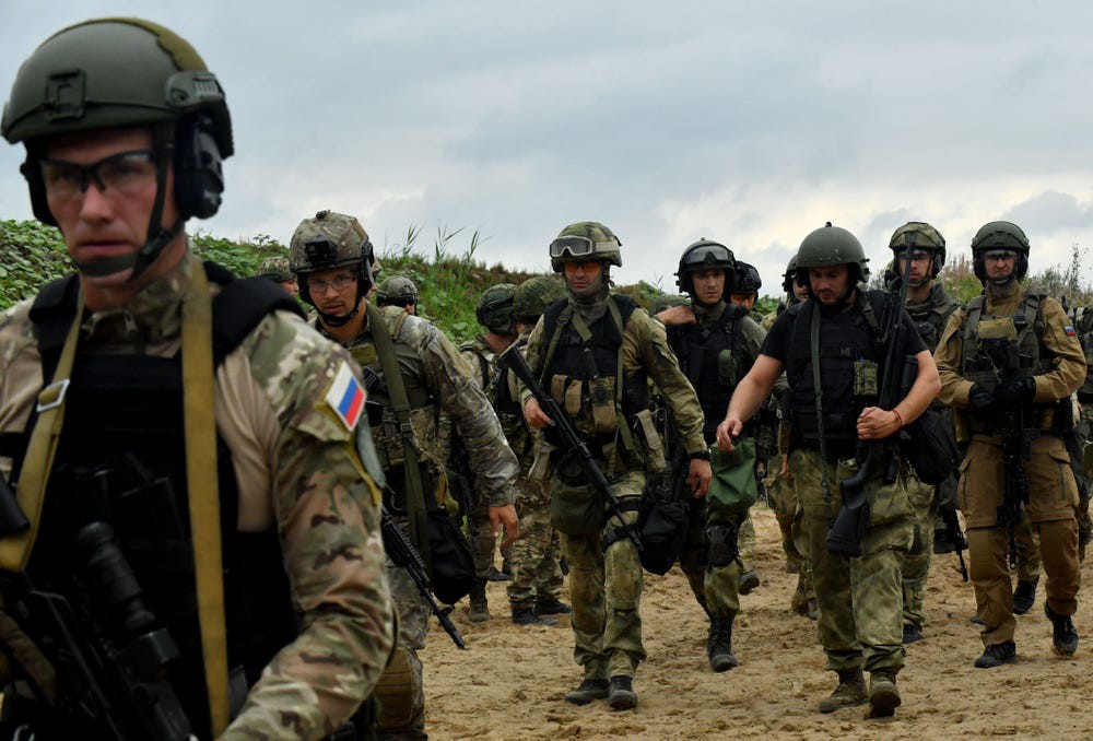 Du kích Ukraine loan tin đơn vị Nga trúng mỹ nhân kế, 24 binh sĩ thiệt mạng vì uống rượu độc - Ảnh 1.