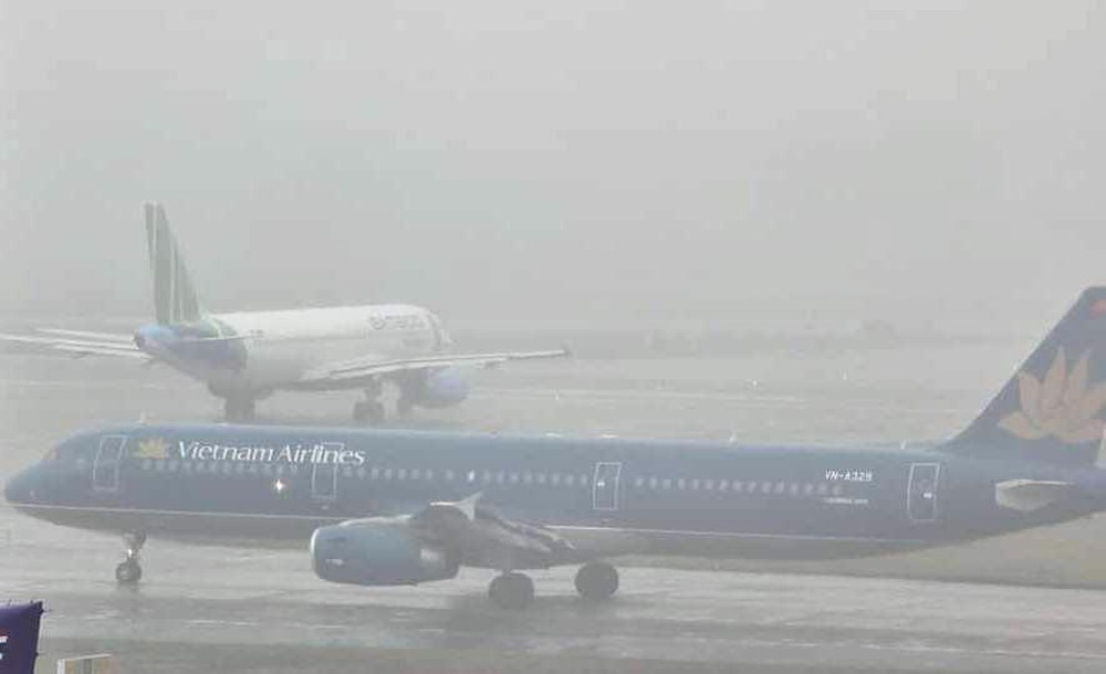 Hàng loạt chuyến bay phải quay đầu hạ cánh ở sân bay khác vì Nội Bài sương mù dày đặc - Ảnh 1.