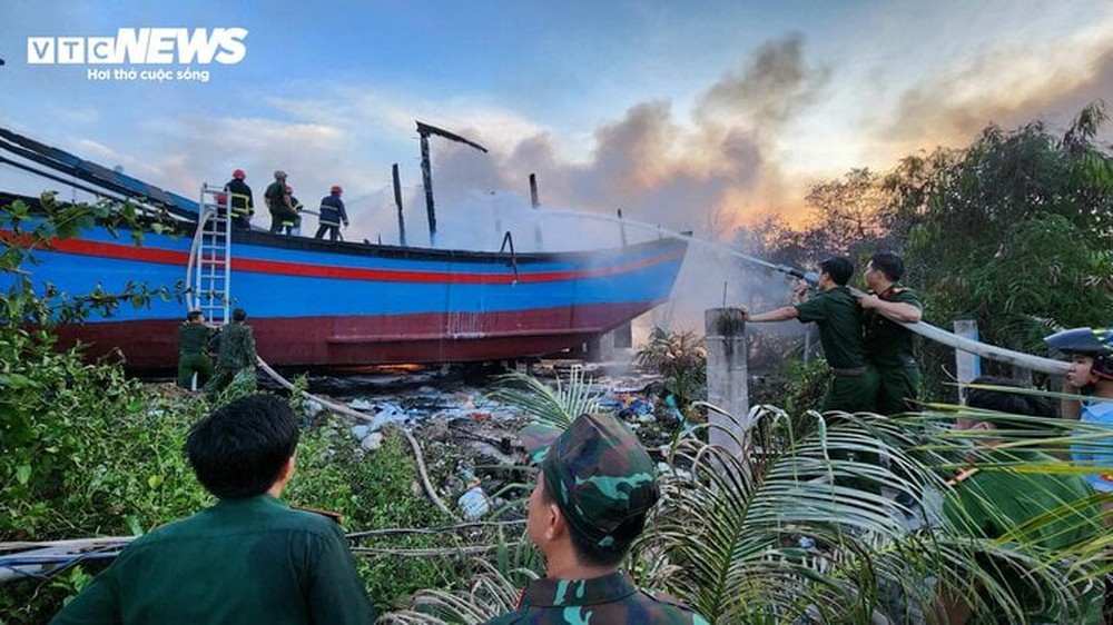 Cháy xưởng sửa chữa tàu ở Bình Thuận, 11 tàu cá bị thiêu rụi - Ảnh 1.