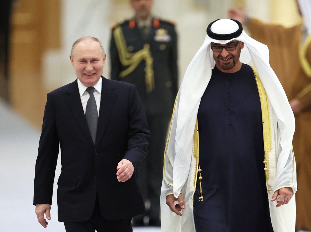 Clip 50 giây làm phương Tây sôi sục: Cận cảnh Tổng thống Putin được đón như ông hoàng tại UAE - Ảnh 1.