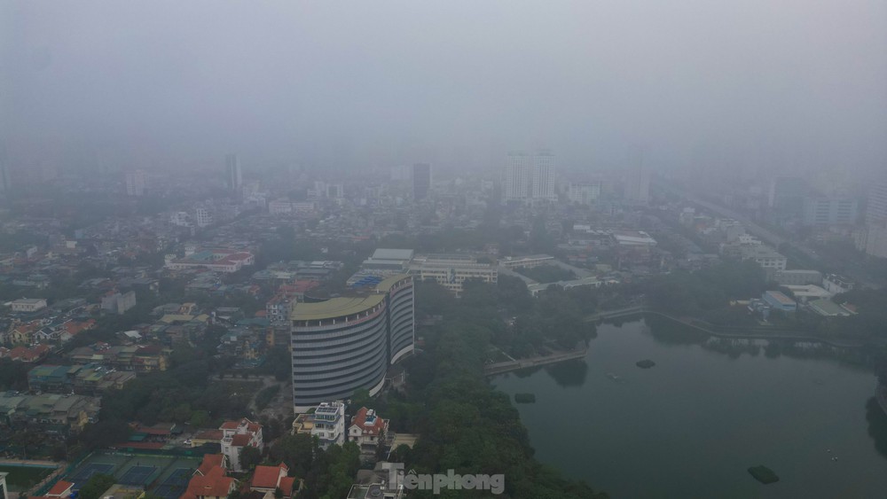 Gần trưa, bầu trời Hà Nội vẫn mịt mù bụi mịn - Ảnh 8.